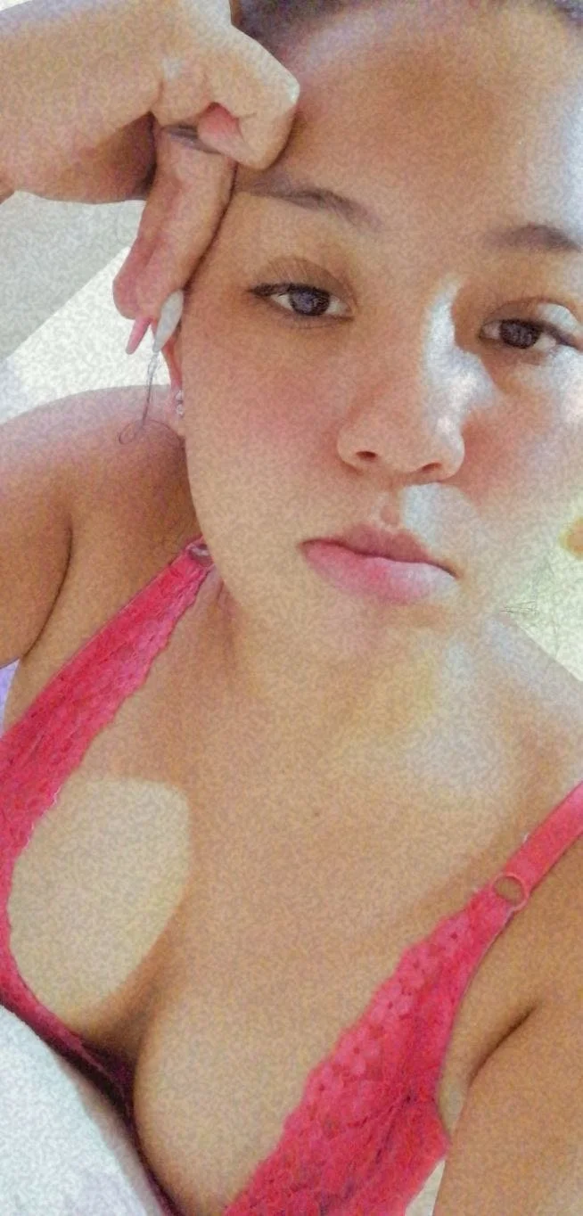 Hermosa putita aburrida le encanta abrirse las piernas image 2