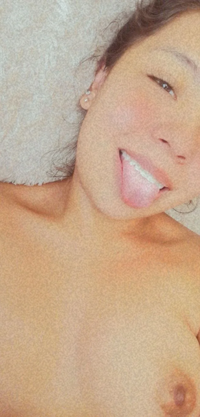 Hermosa putita aburrida le encanta abrirse las piernas image 9
