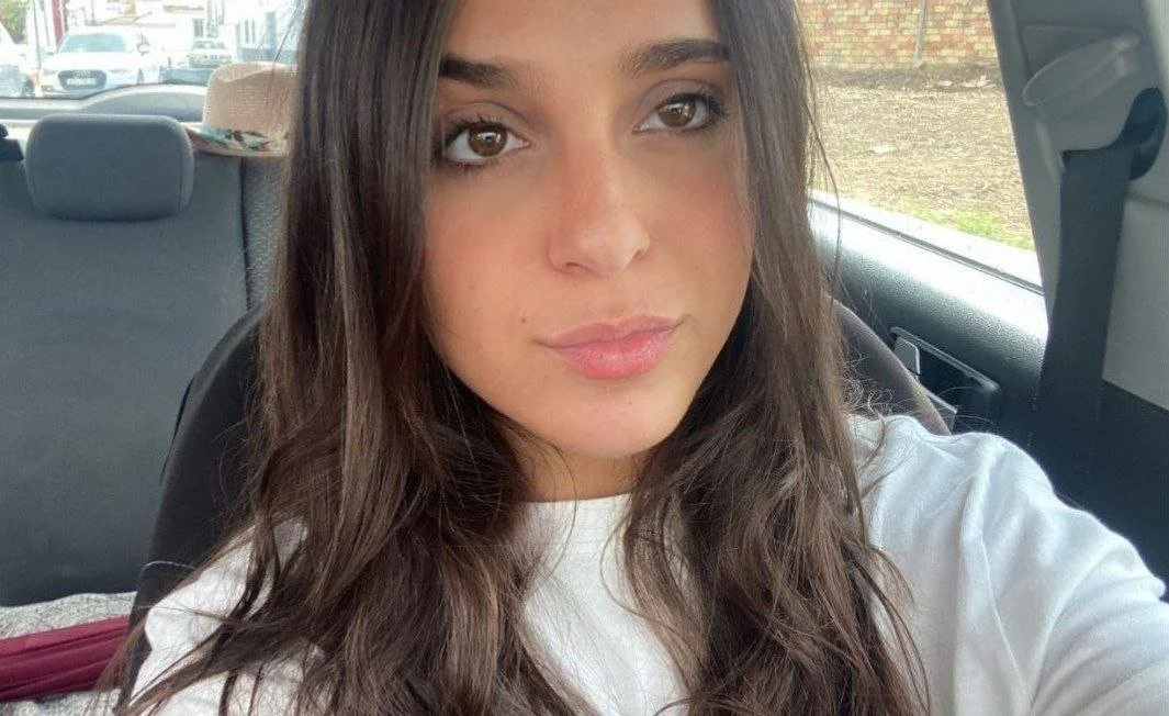 La puta española de marta de 21 nos quiere poner la verga bien dura con su cara y cuerpo de puta image 1