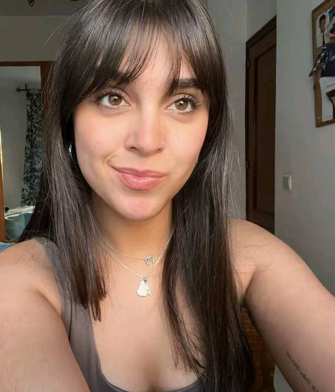 La puta española de marta de 21 nos quiere poner la verga bien dura con su cara y cuerpo de puta image 10