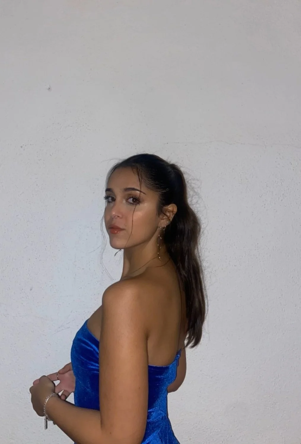 La puta española de marta de 21 nos quiere poner la verga bien dura con su cara y cuerpo de puta image 15