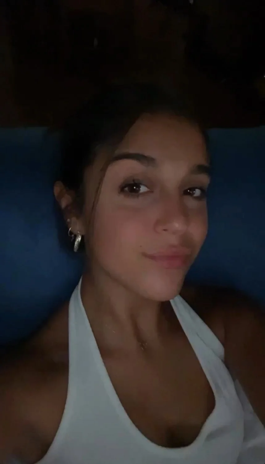 La puta española de marta de 21 nos quiere poner la verga bien dura con su cara y cuerpo de puta image 17