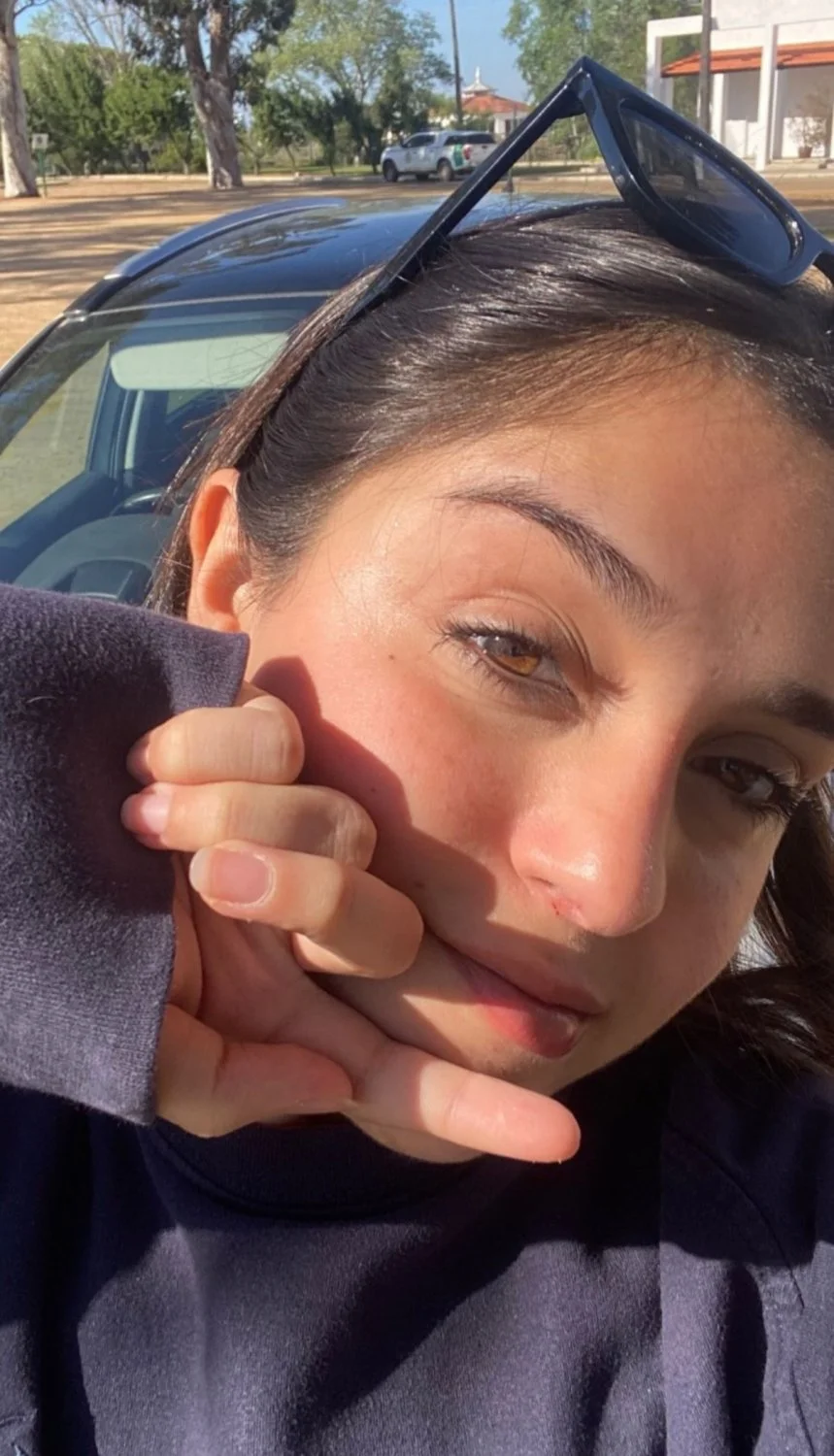 La puta española de marta de 21 nos quiere poner la verga bien dura con su cara y cuerpo de puta image 19