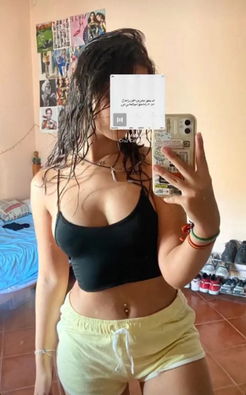 La puta española de marta de 21 nos quiere poner la verga bien dura con su cara y cuerpo de puta image 5