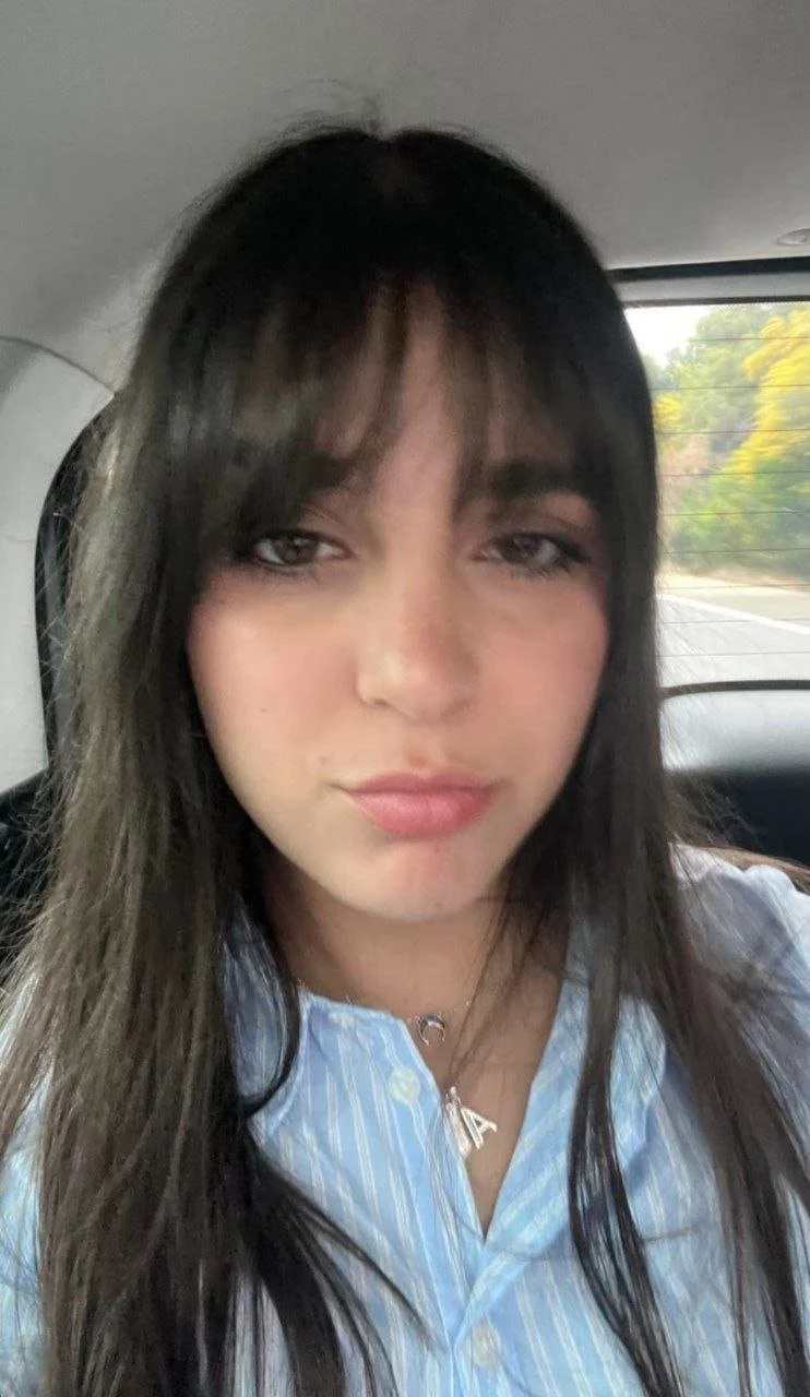 La puta española de marta de 21 nos quiere poner la verga bien dura con su cara y cuerpo de puta image 8