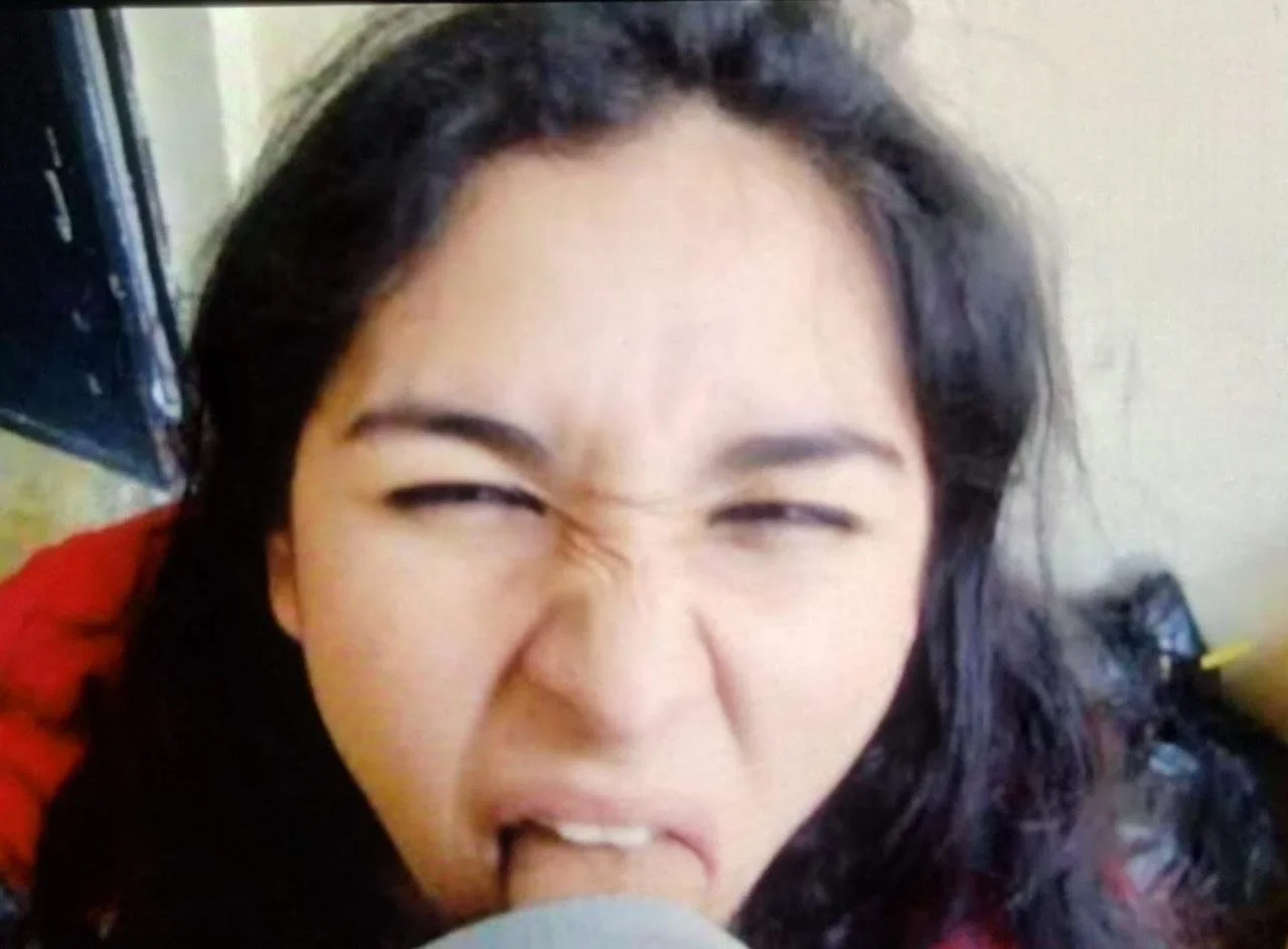Cornudo entrega a la perra su novia como el vertedero de semen que es. image 1