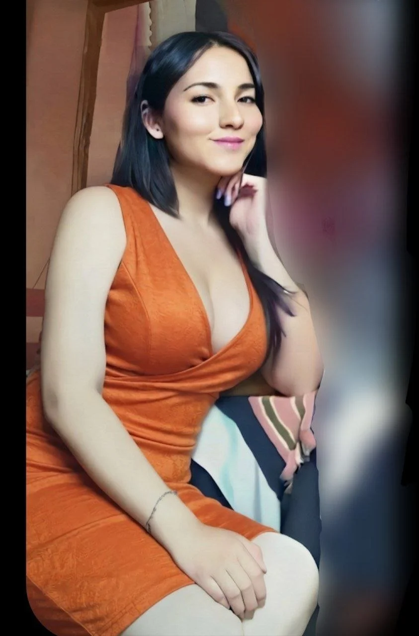 Cornudo entrega a la perra su novia como el vertedero de semen que es. image 10