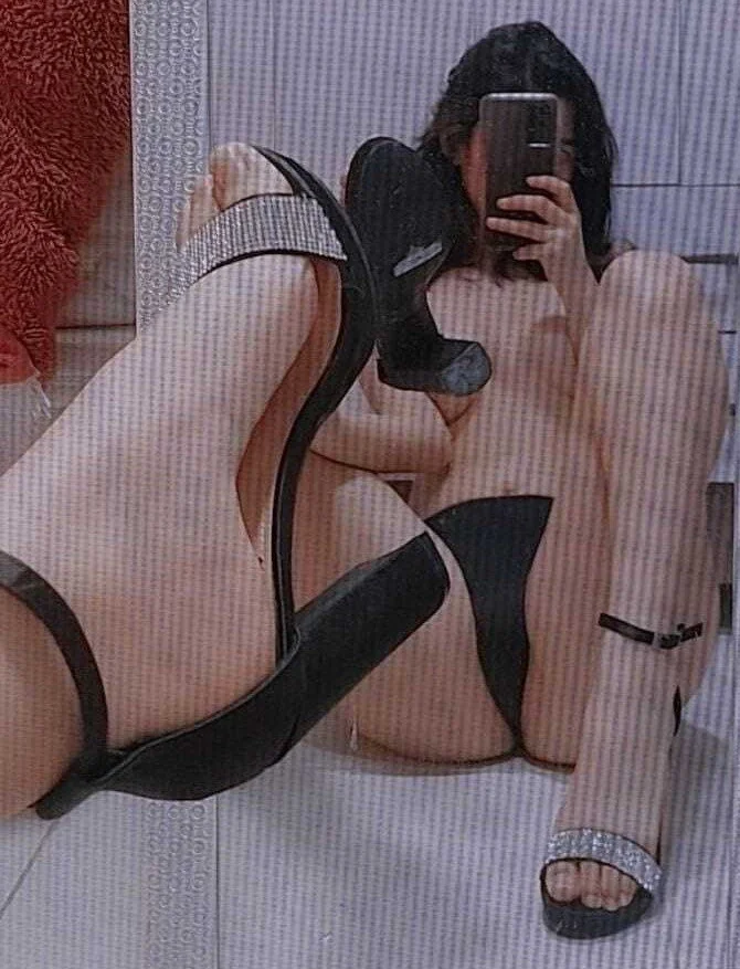 Novinha foi vazada aqui no erome por inscrito , putinha caiu na net mandando nude image 11