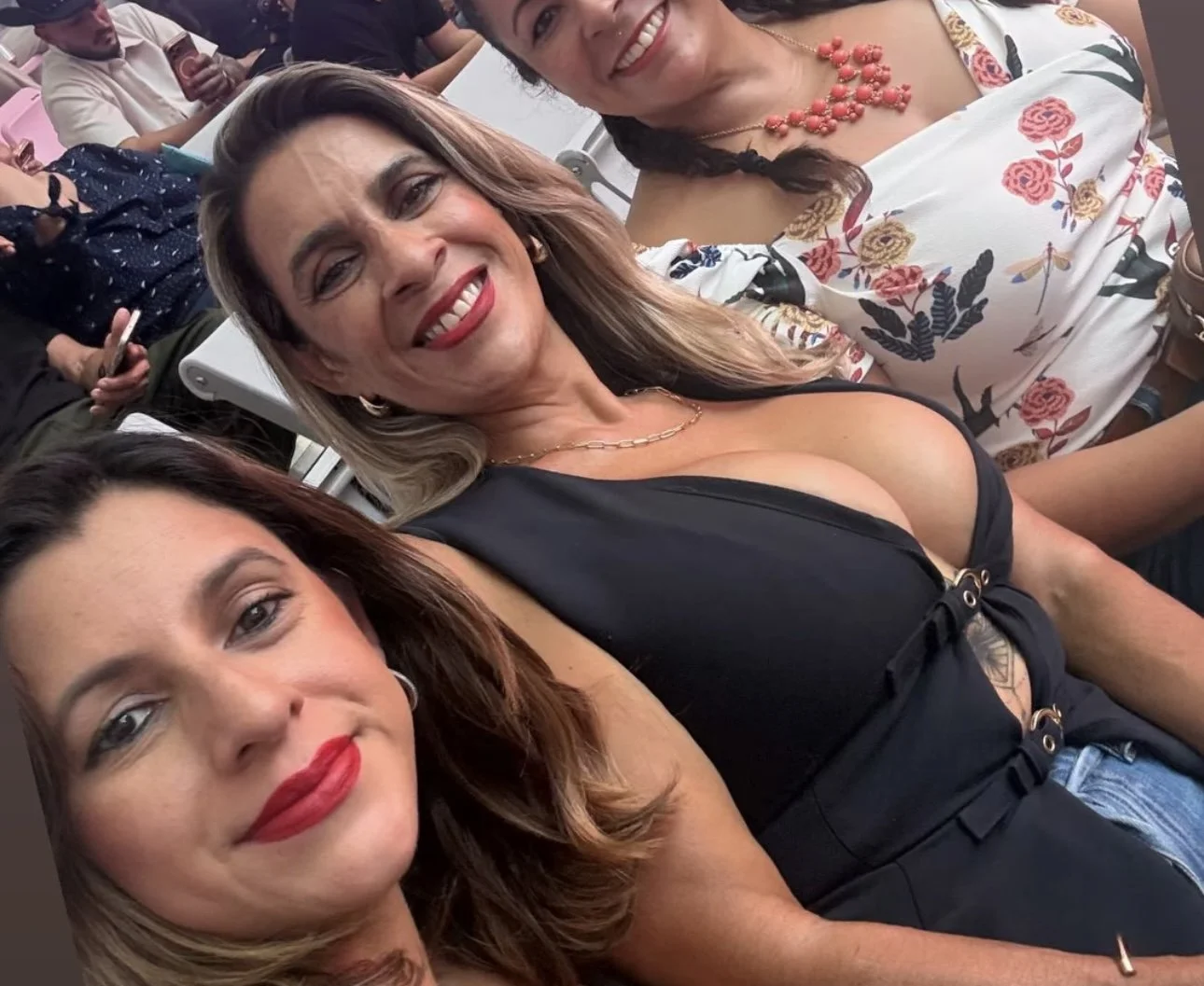 Latina MILF with big tits DM for socials image 3