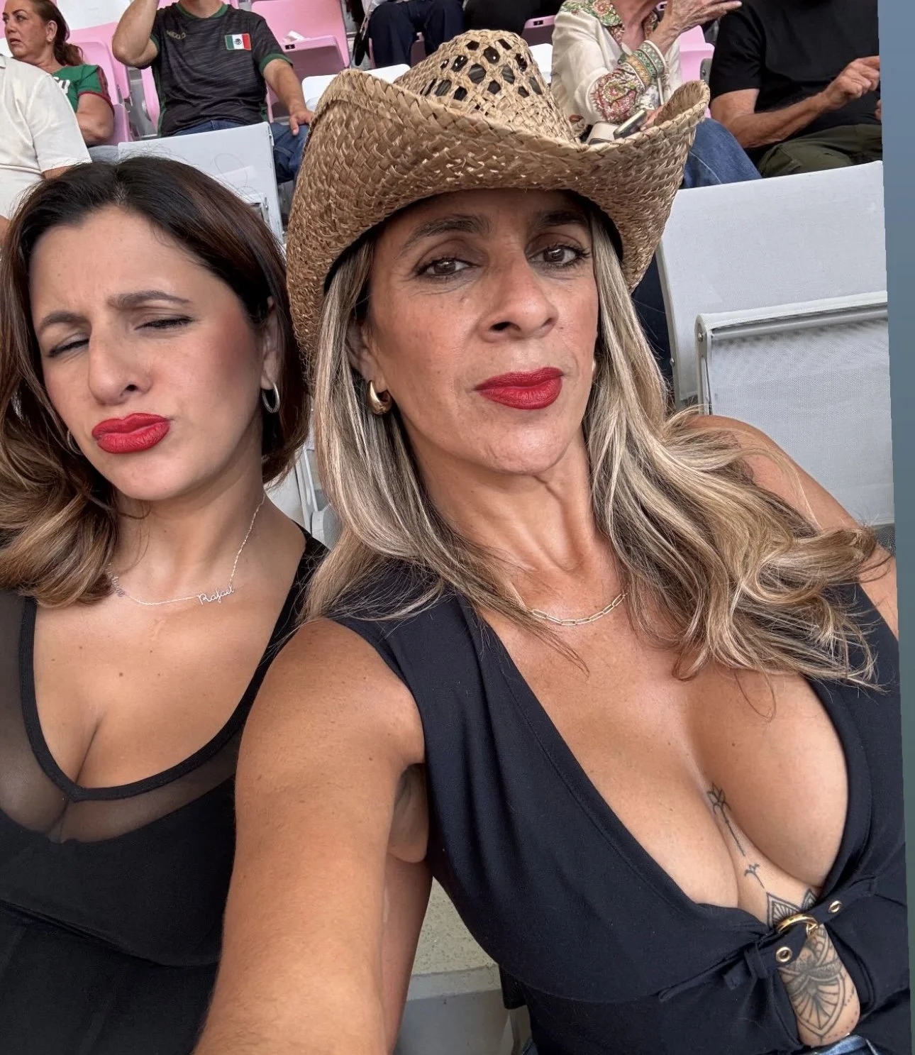 Latina MILF with big tits DM for socials image 4