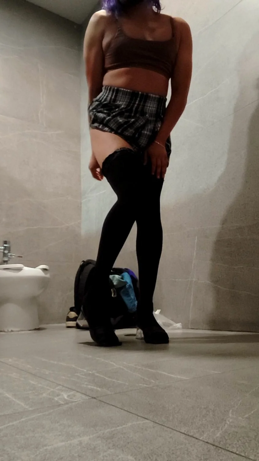 Femboy en el baño de la plaza image 42