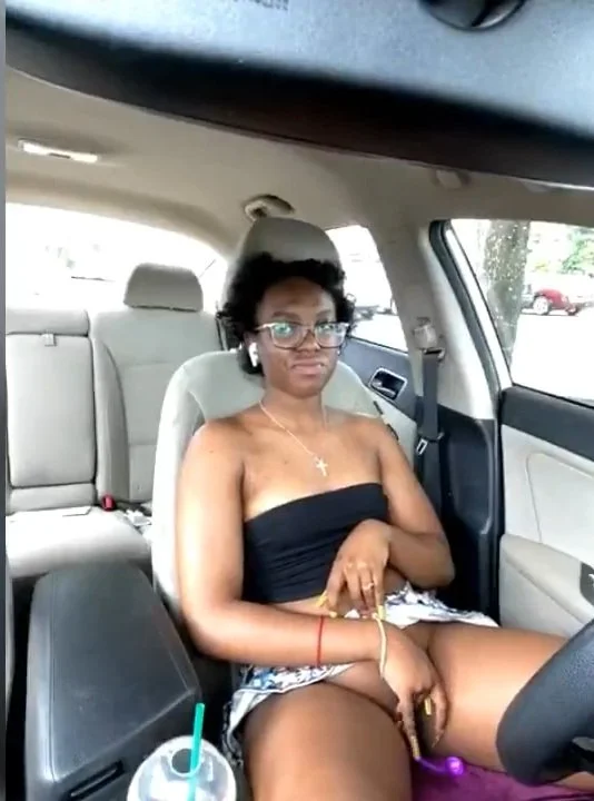 Morena safada fazendo Live no carro e no mercado bem putinha essa safad image 4