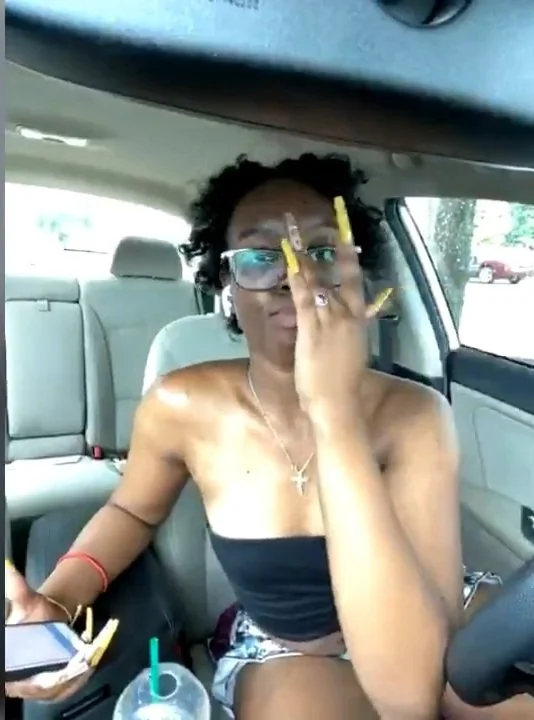 Morena safada fazendo Live no carro e no mercado bem putinha essa safad image 7