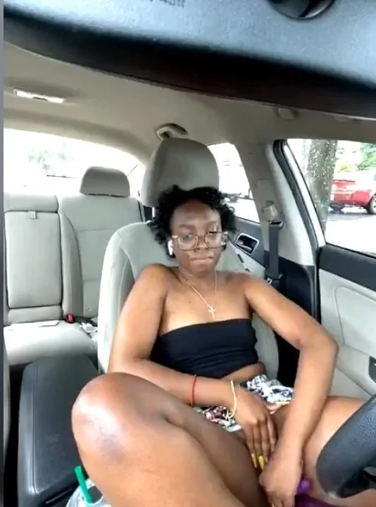 Morena safada fazendo Live no carro e no mercado bem putinha essa safad image 8