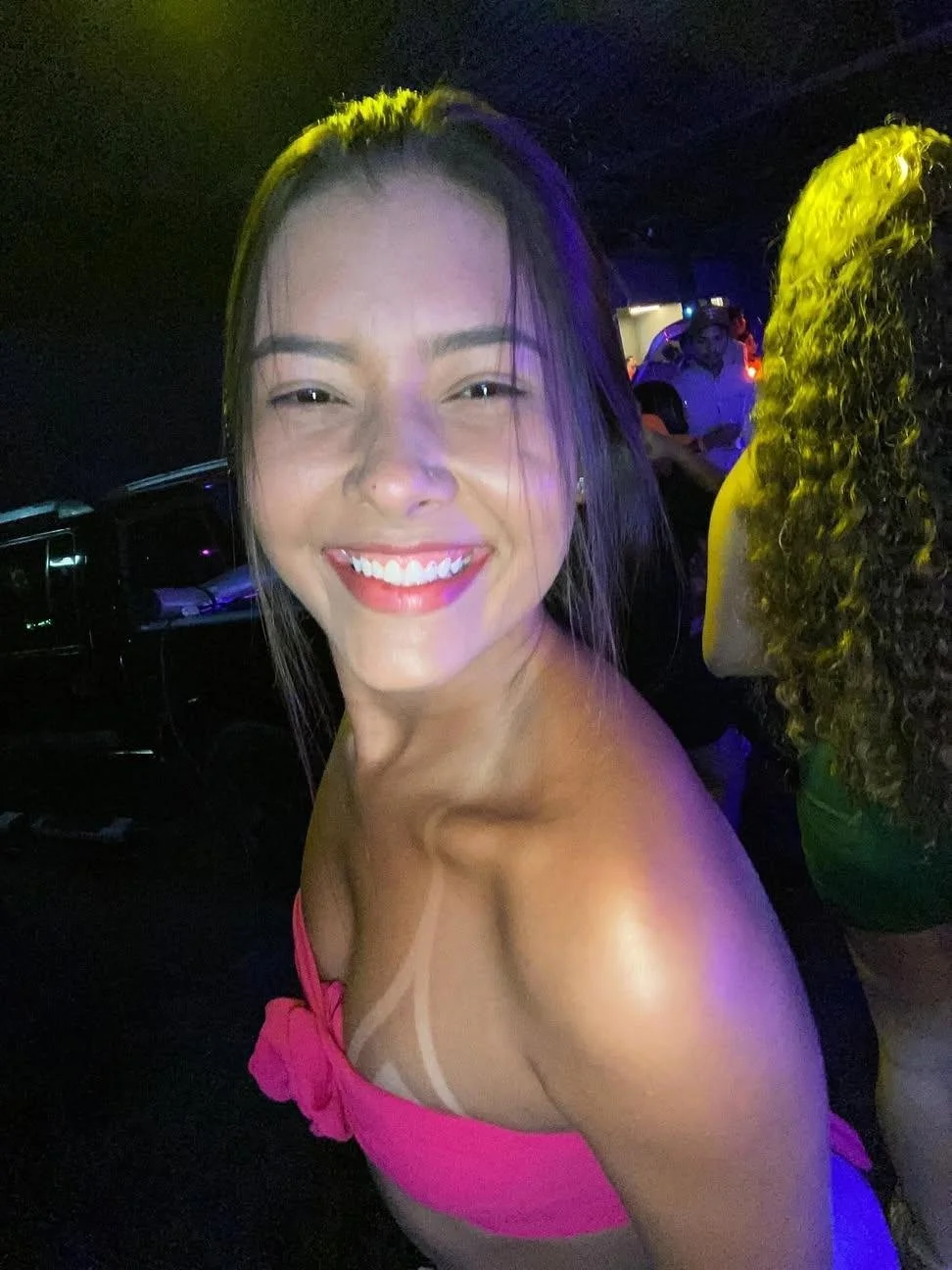 magrinha amadora moreninha mostrando o resultado do bronzeamento vazado image 3