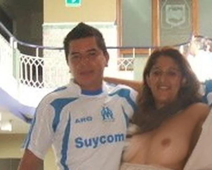 vino a visistarme mi amante marco me regalo el babedoll rosado,le pague dandole las nalgas me gusta image 2