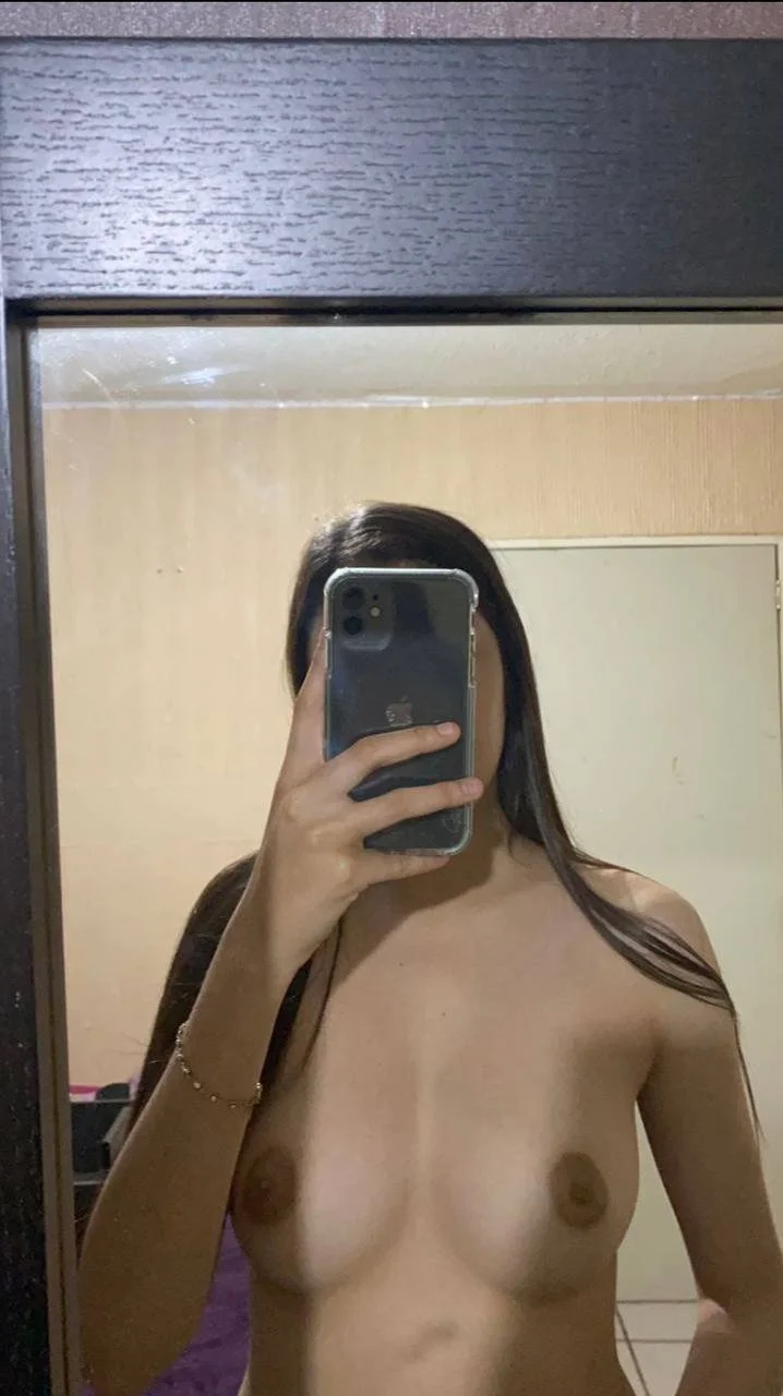 Zorrita mostrando las tetas en el espejo image 2