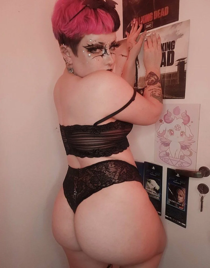Novinha gótica branquinha rabuda image 2