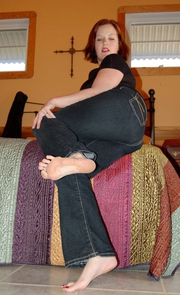 🎥 Classic Milf Footjobs image 17