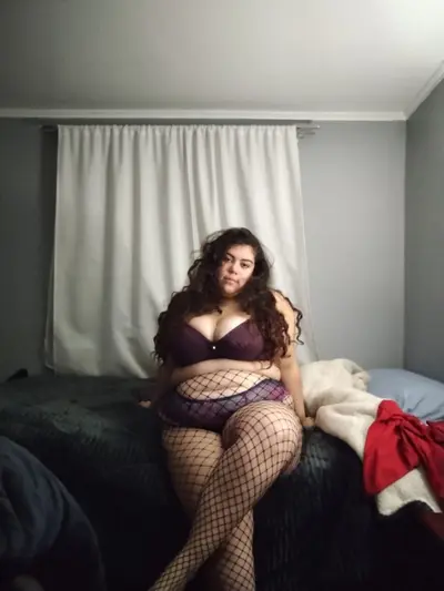 Gordibuena caliente cogiendo, mamando verga y masturbándose cover image