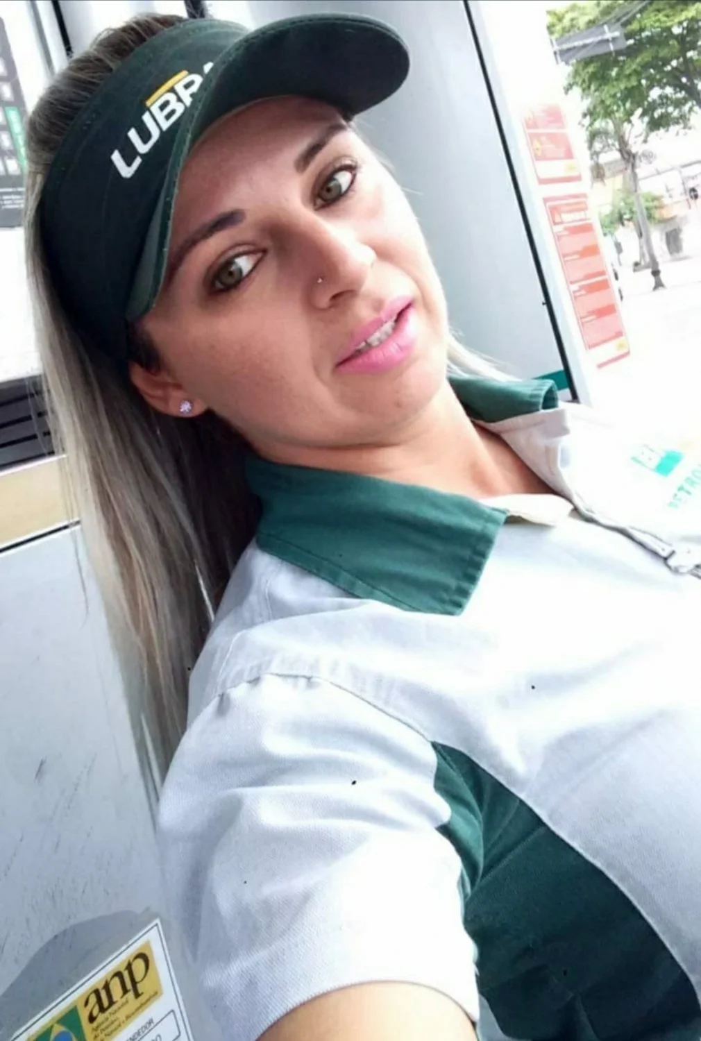 Novinha loirinha frentista dando de brinde um boquete gostoso!!! novinha, vazou, vazada, amador image 4