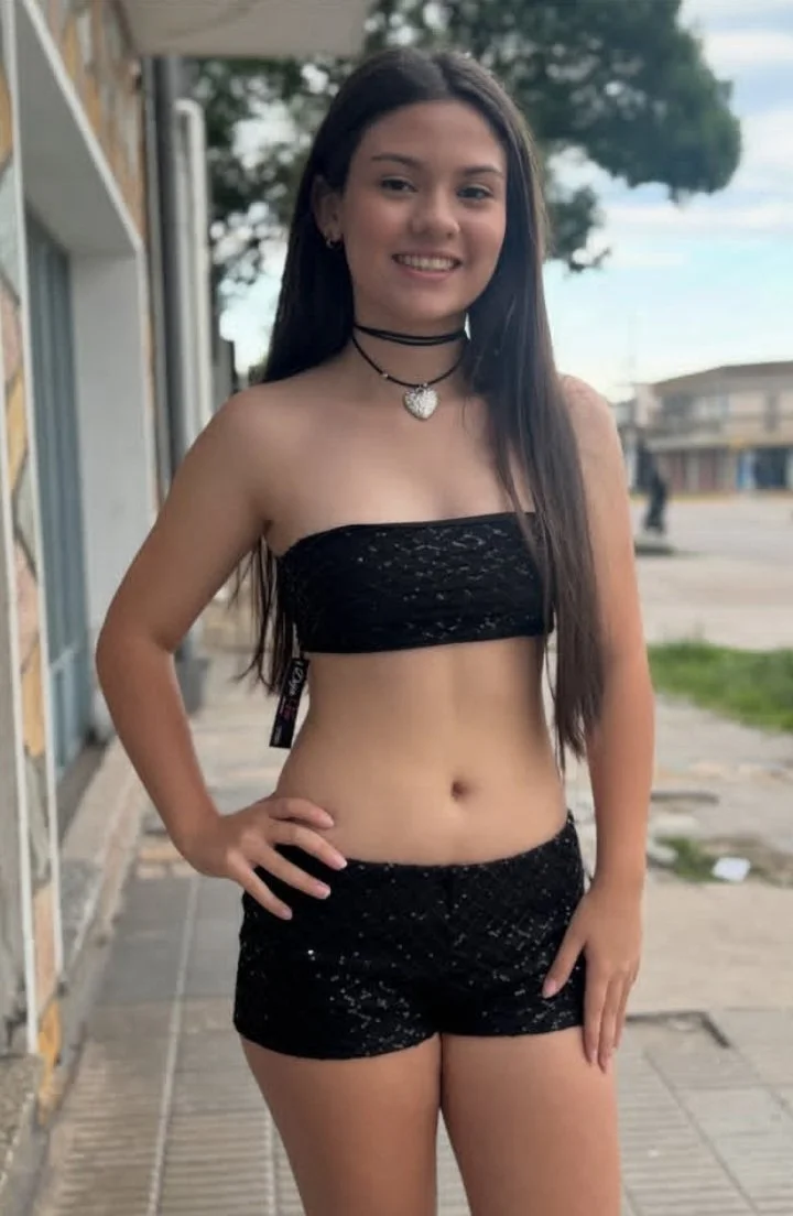 Paula Arce novinha gata, era só pra tirar fotos pro catálogo da loja e fez sucesso com tanta beleza image 10