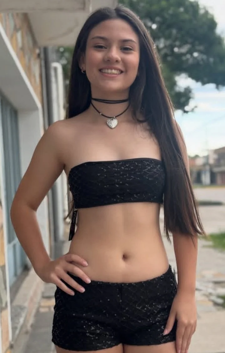 Paula Arce novinha gata, era só pra tirar fotos pro catálogo da loja e fez sucesso com tanta beleza image 13