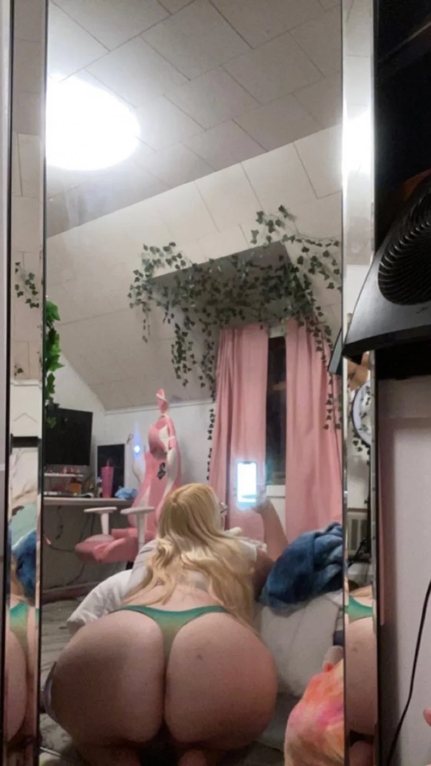 Big ass blonde Ashley sent booty pics main image