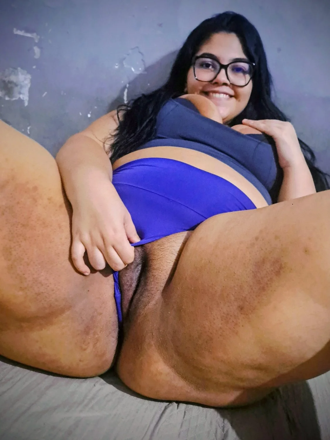 Gordinha Casada exibindo o Bucetão 💙 ( Chubby Young Brazilian Girl Showing Off Her Fat Pussy ) image 6