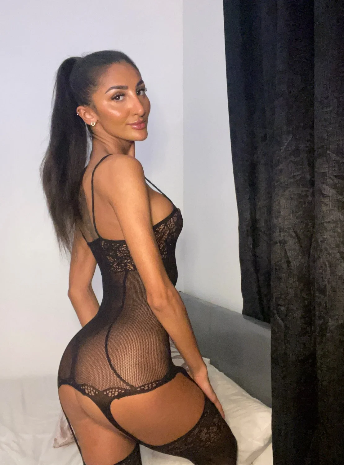 I wear this lingerie to show you the butt you should eat main image