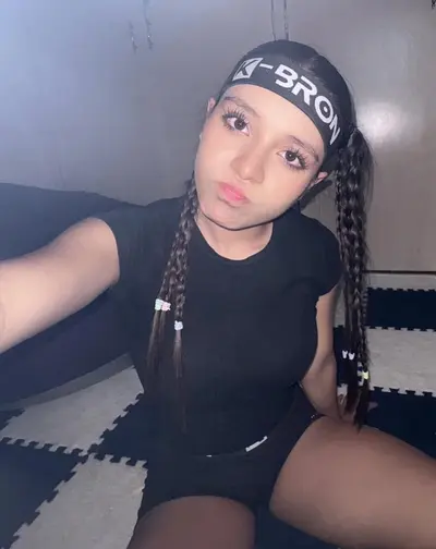 Nuestra Danna Flores estrenando juguete nuevo cover image