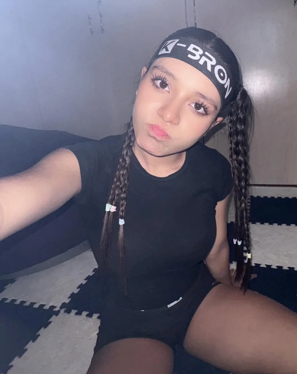 Nuestra Danna Flores estrenando juguete nuevo main image