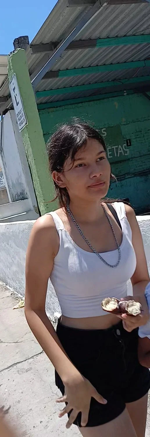 Ni hermana saliendo de la escuela esta bien sabrosita image 2