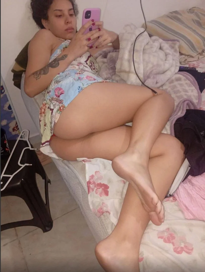 Mãe é exibida pelo marido corno image 12