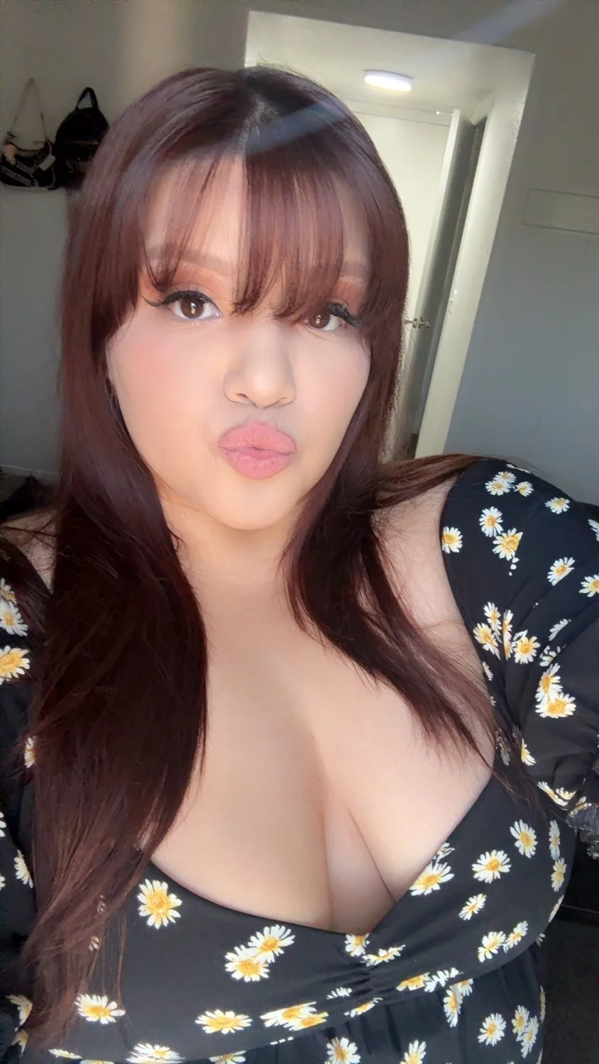 Dose anyone know her name who else fucked her in Vegas main image