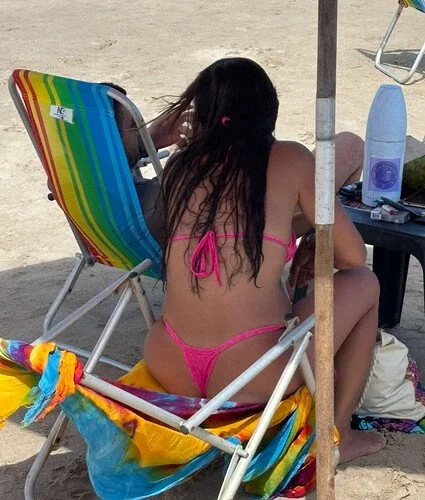 morena gostosa de biquini rosa exibindo a bundona image 2