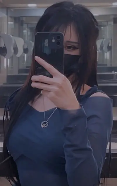 Muestra sus pechos a escondidas en el baño de su universidad(generado por IA) cover image