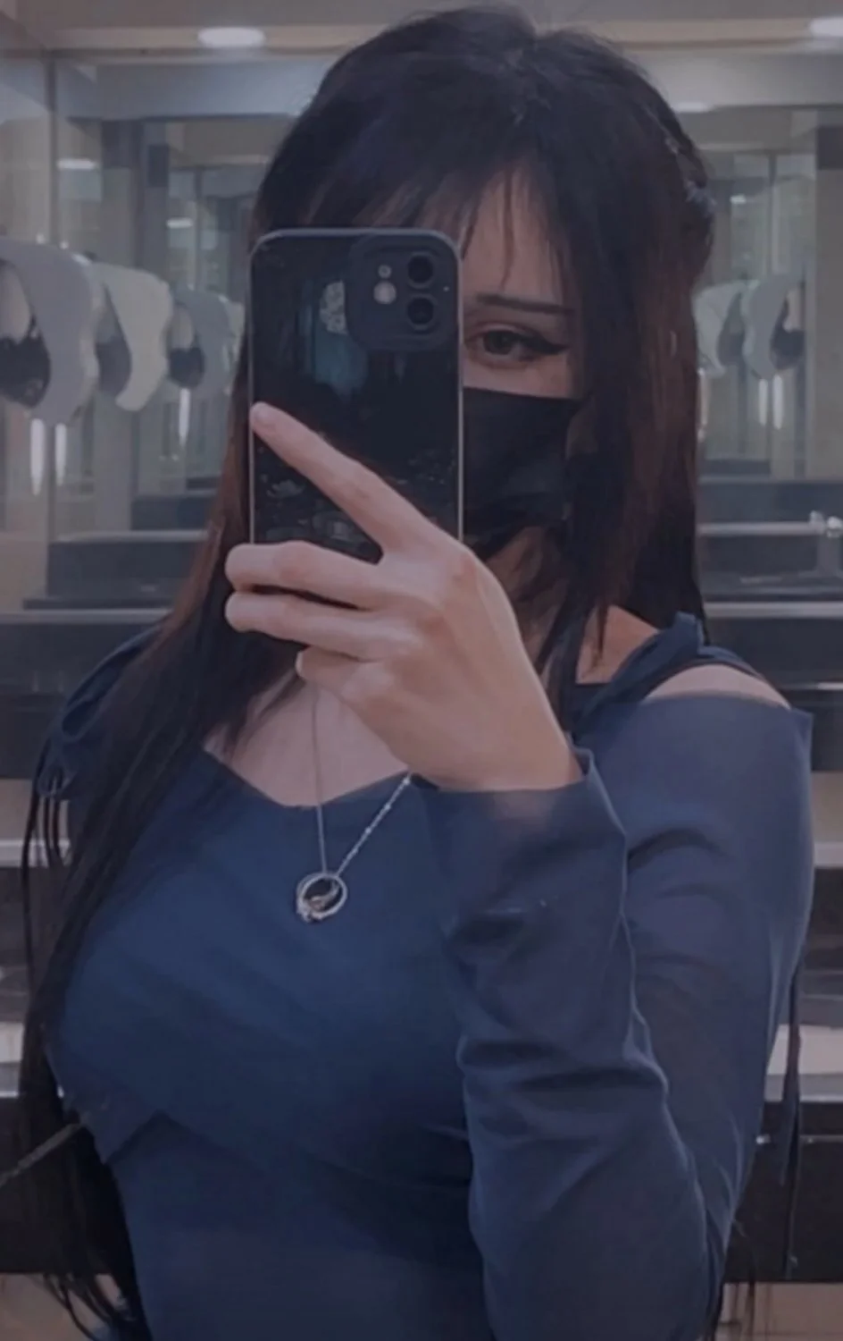 Muestra sus pechos a escondidas en el baño de su universidad(generado por IA) main image