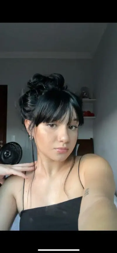Morena gostosa novinha caiu na net siriricando! putinha foi vazada depois de mandar nudes cover image