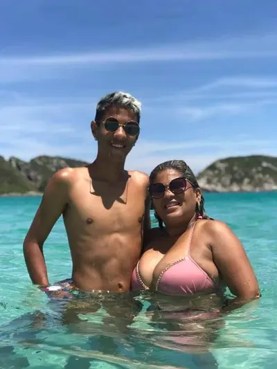 Seria lindo esse filhão comendo gostoso a buceta da mãe com o pai assistindo. cover image