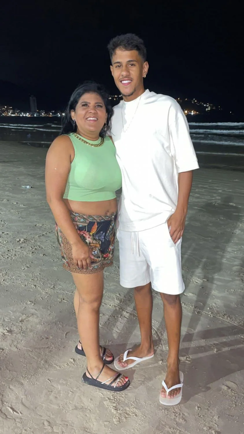 Seria lindo esse filhão comendo gostoso a buceta da mãe com o pai assistindo. image 22