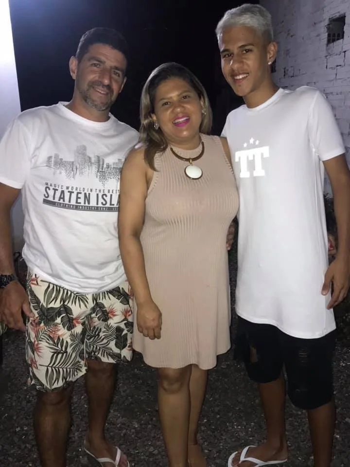 Seria lindo esse filhão comendo gostoso a buceta da mãe com o pai assistindo. image 4