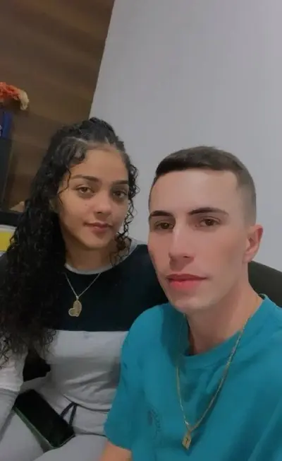 Novinha gostosa sentou na pica com vontade e foi vazada transando com o corno do namorado cover image