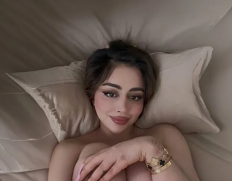 Thick arab hottie records her first bbc main image