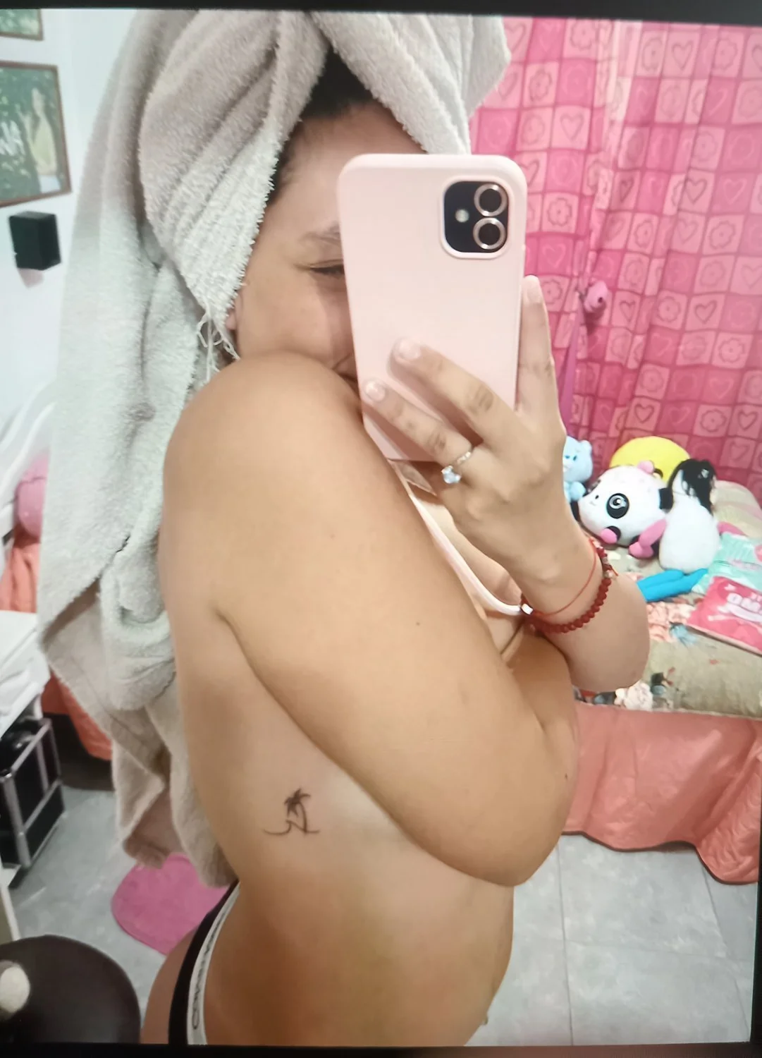 Novinha cacheada teve os nudes vazados, putinha quis agradar o namorado e foi vazada. image 8