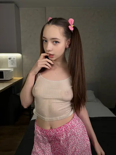 Ellise_18 likes pink👅 cover image