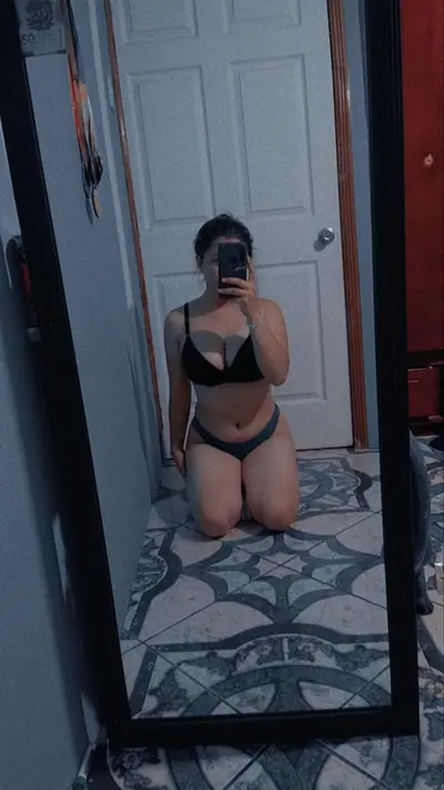 pendeja le muestra las tetas a su mejor amigo cover image
