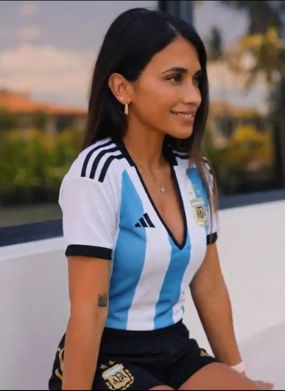 Wife of Messi image 12