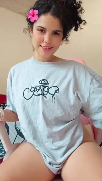 Novinha cacheada delicinha marombeira mostrando o tamanho do hamburgão em live cover image