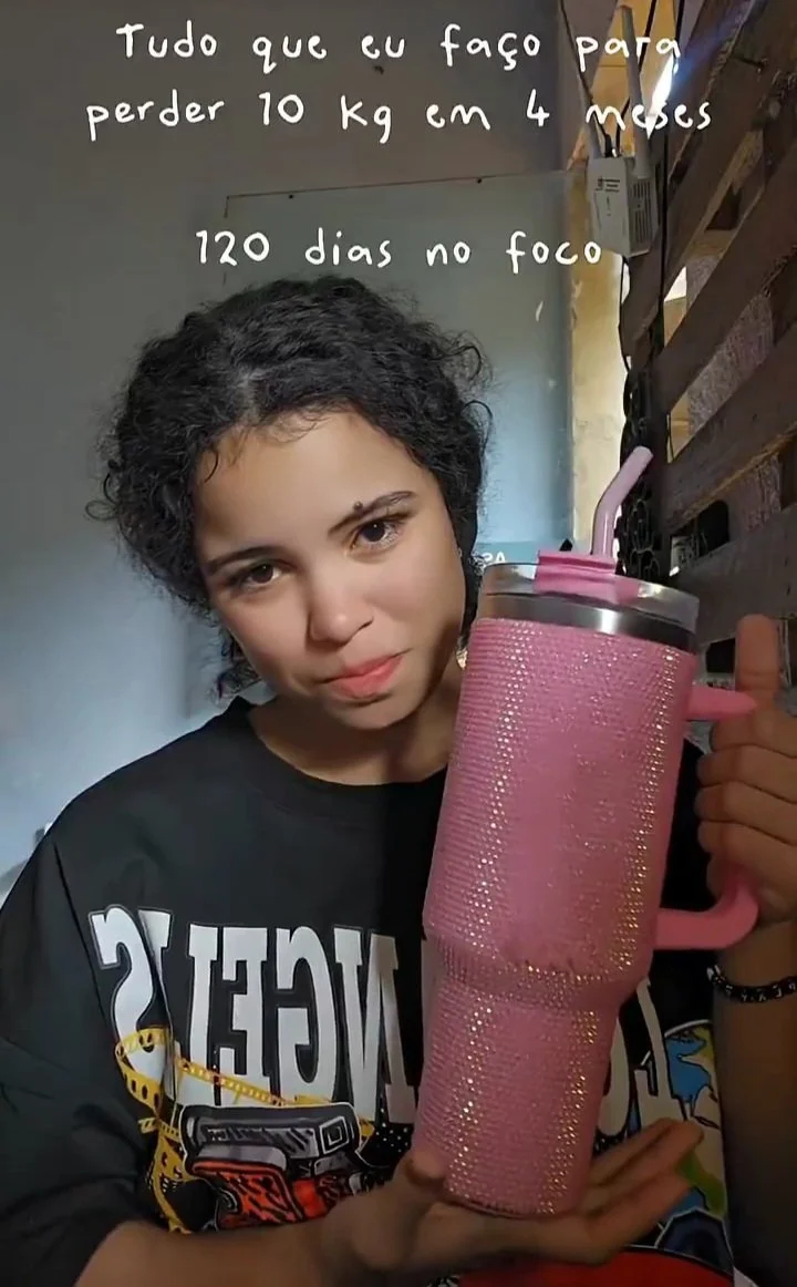 Novinha cacheada delicinha marombeira mostrando o tamanho do hamburgão em live image 2